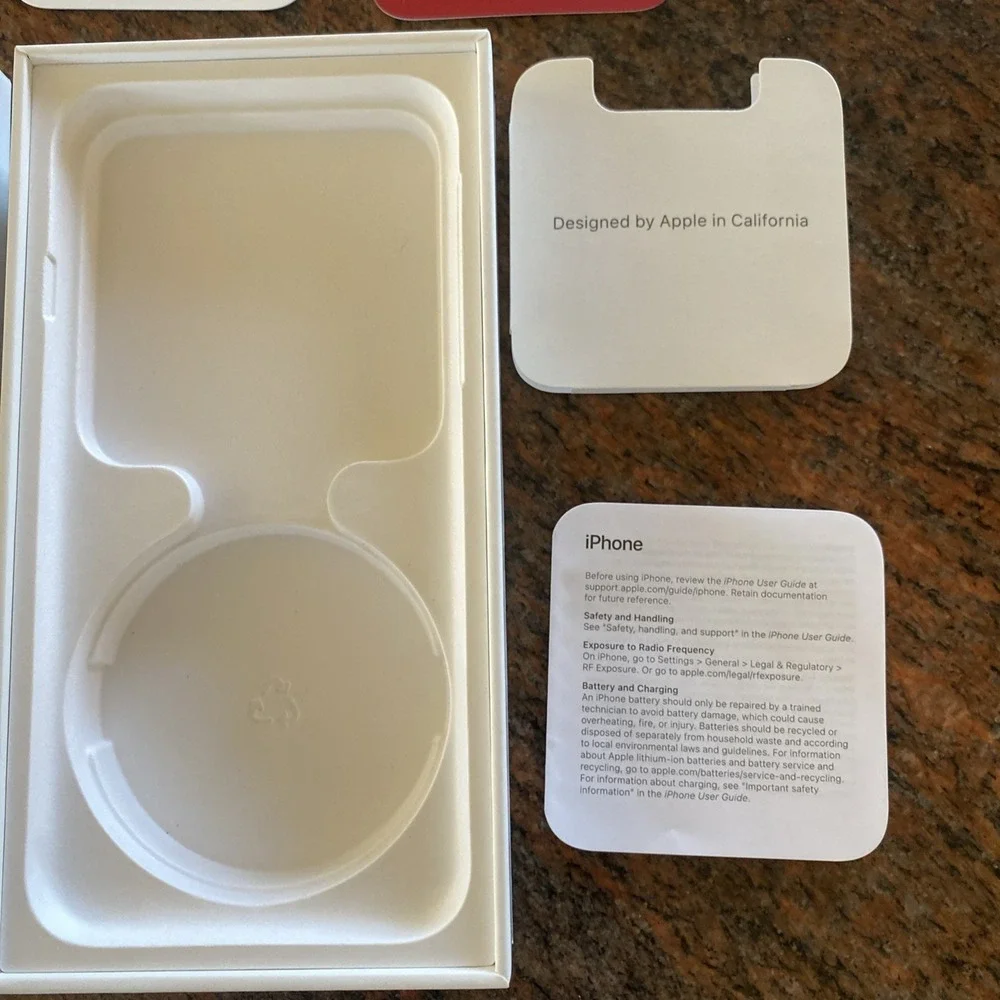 EMPTY BOX ONLY Apple iPhone SE (3rd Generation) Red,‎ 64GB, A2595 Gift Box